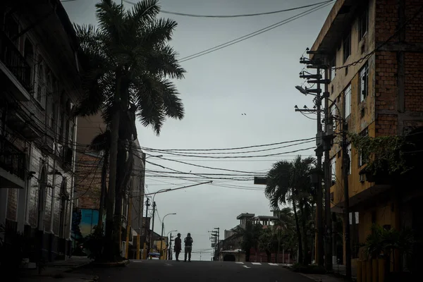 Una escena callejera con dos personas en la carretera — Foto de Stock