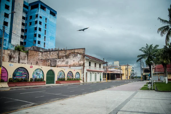 Un edificio abandonado en la calle vacía — Foto de Stock