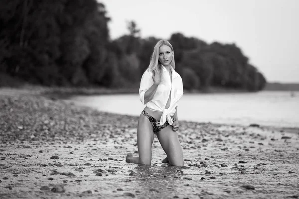 Blonde bikini girl posing at a river — Stock Photo, Image
