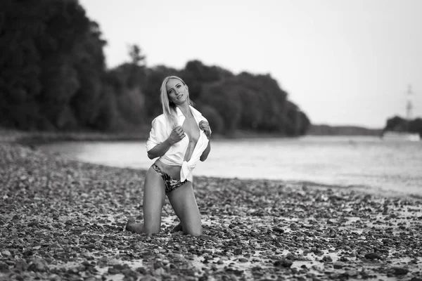 Blonde bikini girl poseren op een rivier — Stockfoto