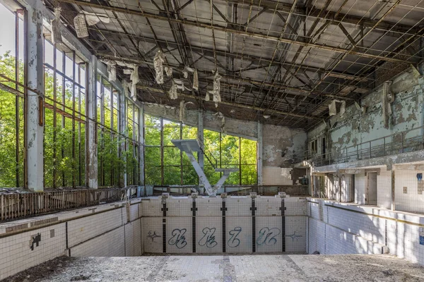 Abandoned swimming pool in Pripyat — Stock Photo, Image