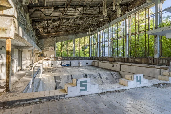 Abandoned swimming pool in Pripyat — Stock Photo, Image