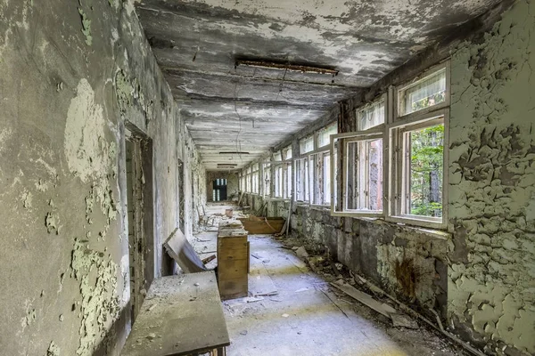 Заброшенная школа в Припяти — стоковое фото