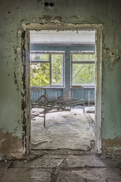 Hospital abandonado en Pripyat (Ucrania ) — Foto de Stock