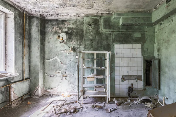 Hospital abandonado en Pripyat (Ucrania ) — Foto de Stock