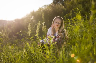 Geleneksel vyshyvanka elbise giyen güzel bir Ukraynalı kadın portresi