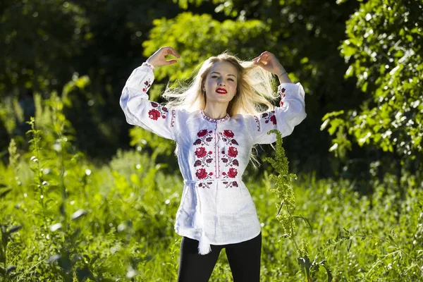 Porträtt av en vacker ukrainsk kvinna som bär traditionella vyshyvanka kläder — Stockfoto