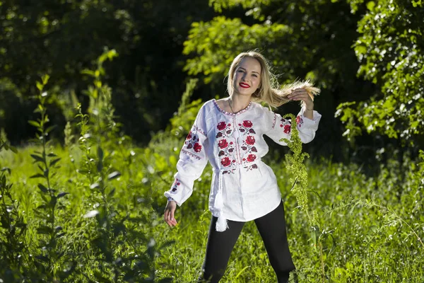 Porträtt av en vacker ukrainsk kvinna som bär traditionella vyshyvanka kläder — Stockfoto