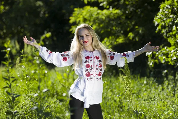 Porträtt av en vacker ukrainsk kvinna som bär traditionella vyshyvanka kläder — Stockfoto