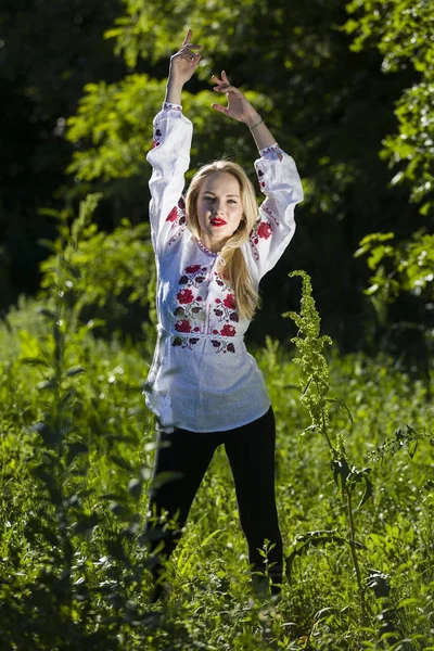 Porträtt av en vacker ukrainsk kvinna som bär traditionella vyshyvanka kläder — Stockfoto