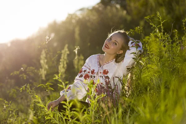 一个美丽的乌克兰妇女穿着传统的 vyshyvanka 衣服的肖像 — 图库照片