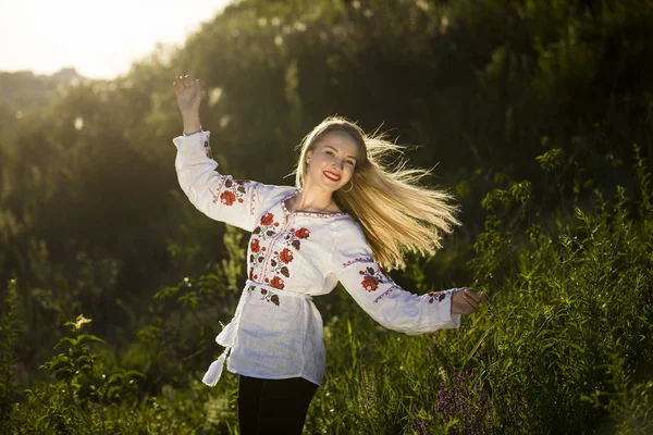 Portrét krásné ukrajinské ženy nosí tradiční vyshyvanka oblečení — Stock fotografie