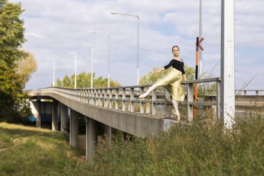 Genç bir otoyol dans balerin