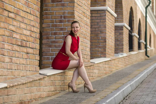 Retrato de estilo de vida de una hermosa joven vestida de rojo — Foto de Stock