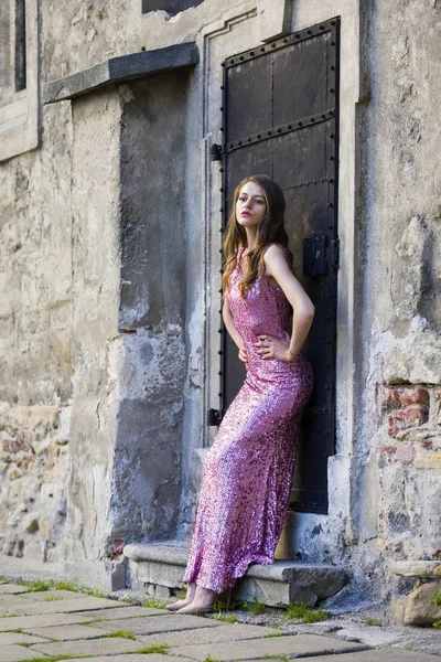 Livsstil porträtt av en modern ung kvinna som bär en elegant sequined klänning — Stockfoto