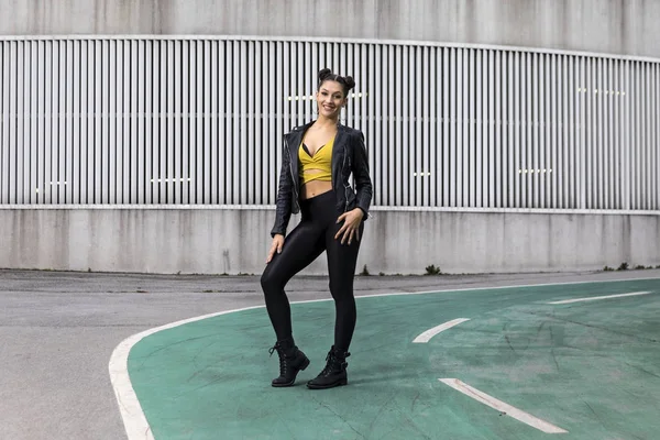 Mulher bonita vestindo leggings pretos e jaqueta de couro — Fotografia de Stock
