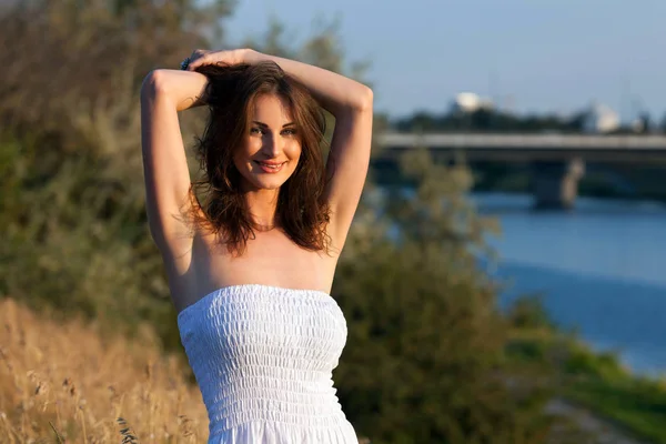 Retrato de uma jovem elegante na paisagem do outono — Fotografia de Stock