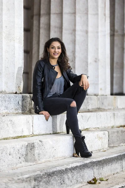 Молодая женщина в черных джинсах и кожаной куртке — стоковое фото