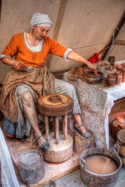 Oluşturma bir çömlekçi ve Kutsal Roma İmparatoru Charles IV döneminden taç giyme festivaller sırasında Çek Cumhuriyeti Prag 03 Eylül 2016 çalışır.