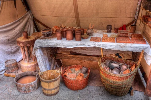 Oluşturma bir çömlekçi ve Kutsal Roma İmparatoru Charles IV döneminden taç giyme festivaller sırasında Çek Cumhuriyeti Prag 03 Eylül 2016 çalışır.