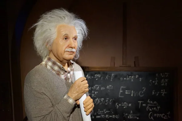 8 Mayıs. Çek Cumhuriyeti'nin başkenti Prag'da balmumu heykeller Grevin Müzesi 2017: Albert Einstein - teorik fizikçi