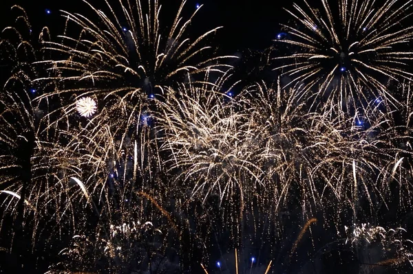 güzel yeni yıl havai fişek uygun bir arka plan veya soyut olarak