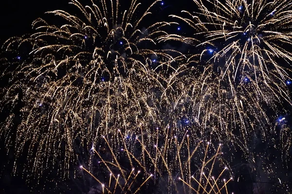 güzel yeni yıl havai fişek uygun bir arka plan veya soyut olarak