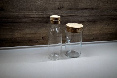 Mutfakta arka plan olarak uygun iki cam şişe var.