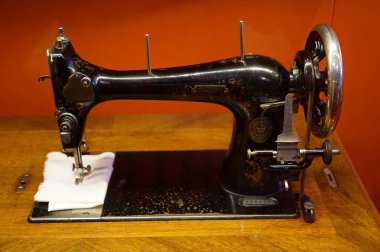 eski manuel dikiş makinesi