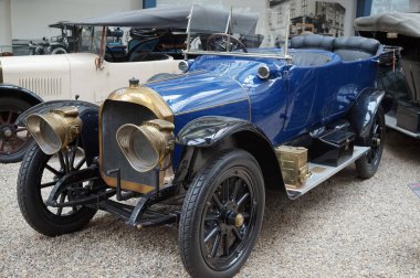 Çek Cumhuriyeti Prag Teknik Müzesi 'ndeki eski tarihi araba.