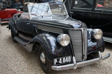 Çek Cumhuriyeti Prag Teknik Müzesi 'ndeki eski tarihi araba.