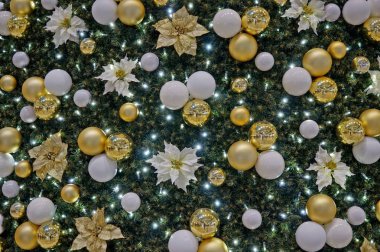 Arka plan olarak uygun ışıklandırmalı Noel süslemeleri