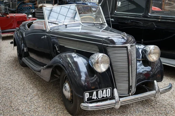 Çek Cumhuriyeti Prag Teknik Müzesi 'ndeki eski tarihi araba.