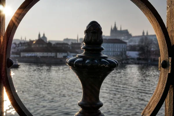 Köprüden katedrali olan Prag Kalesi