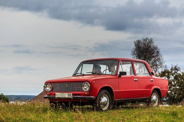 Легендарный классический автомобиль советского цвета красного цвета модели ВАЗ 2101
