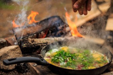Biz bir skovroda ahşap bir yanan kızarmış yumurta kızartma