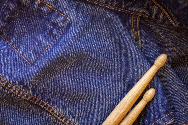 İki sopaları bir denim jeans Tekstil yalan — Stok fotoğraf