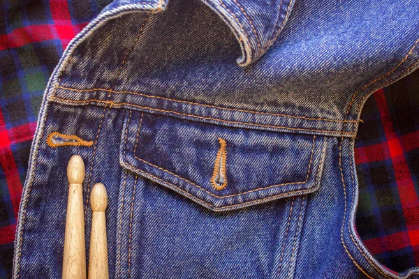 Davul sopa yalan bir İskoç kafes ve kot pantolon — Stok fotoğraf