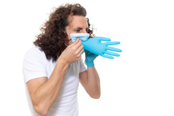 Emocionální Chlap Stojí Ochranné Lékařské Masce Rukavicemi Proti Virům Infekcím — Stock fotografie