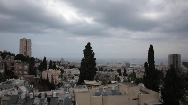 Timelaps video met snel lopende grijze wolken aan een hemel. Boven de stad, zee, haven. — Stockvideo