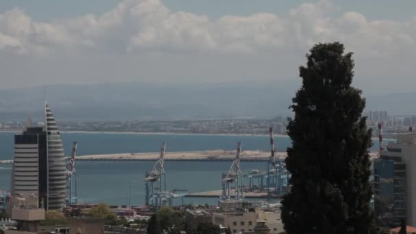Időpontok videó gyorsan futó szürke felhőkkel az égen. A város, a tenger, a kikötő felett. — Stock videók