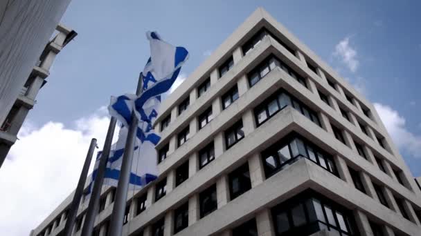イスラエルの国旗 大きな旗は レンガの壁に対して風の中で感情的になびく ナショナル シンボル エルサレム — ストック動画