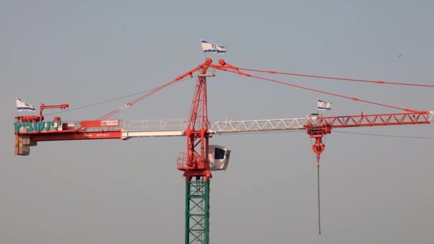 Izrael Nemzeti Zászlaja Lengett Építőipari Daru Haifa Kikötő Mellett Közelíts — Stock videók
