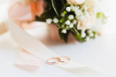 Alyans ve gelin buketi