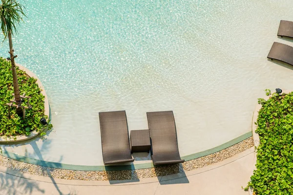 Cadeiras de praia em piscina de luxo . — Fotografia de Stock