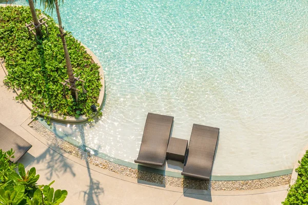 Sillas de playa en piscina de lujo . — Foto de Stock