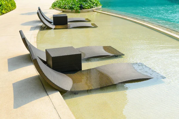 Sillas de playa en piscina de lujo . —  Fotos de Stock
