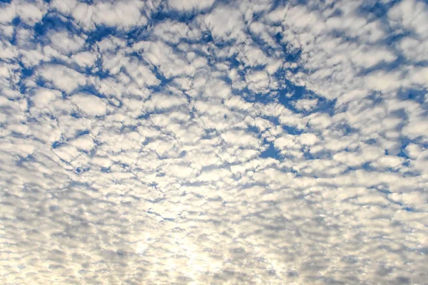 El cielo azul y las nubes blancas esponjosas — Foto de Stock