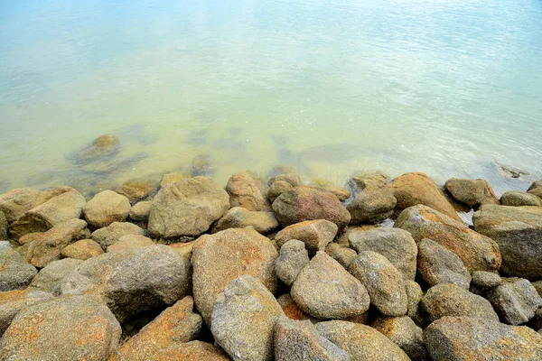Stenen op het strand en helder water — Stockfoto