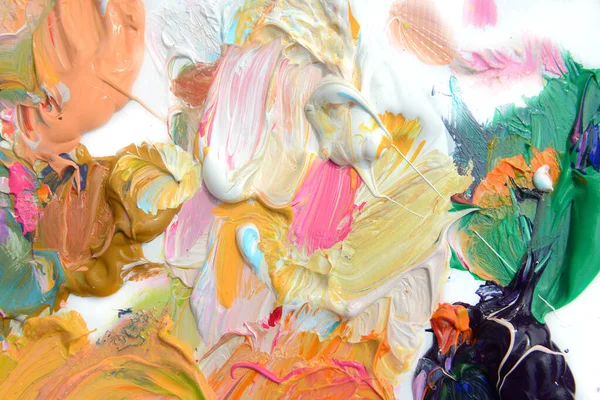白い背景にパレット上の異なる色のカラフルな油絵具 — ストック写真